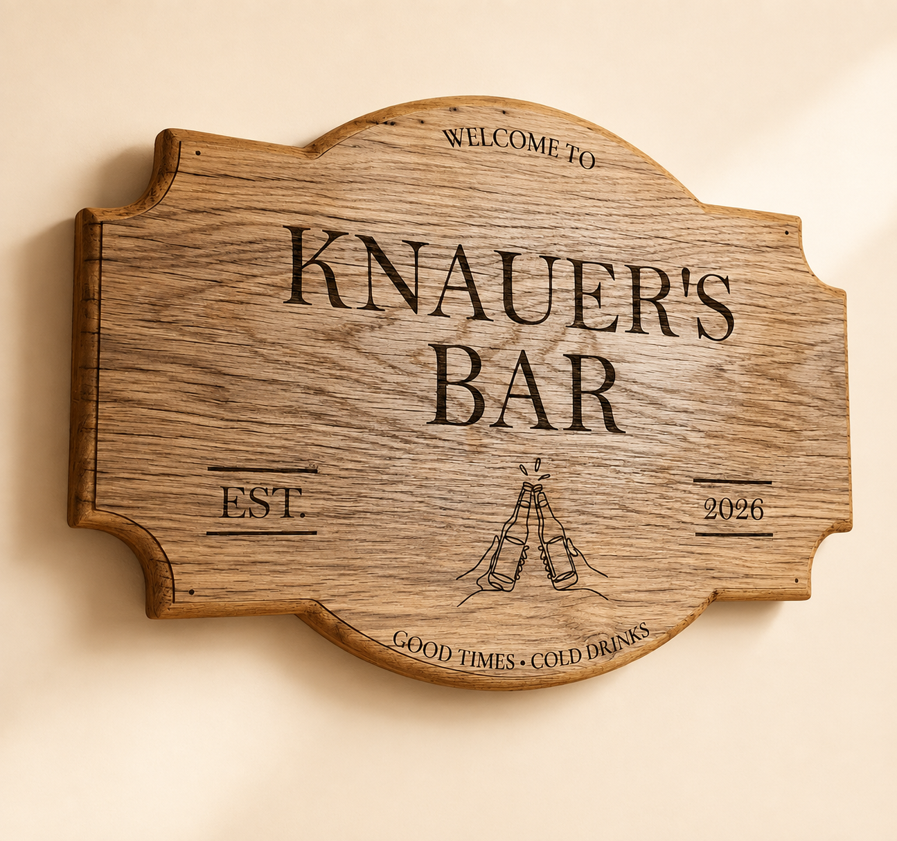 Personalisiertes Bar-Schild aus Eiche · 02 Ansicht Studio.png