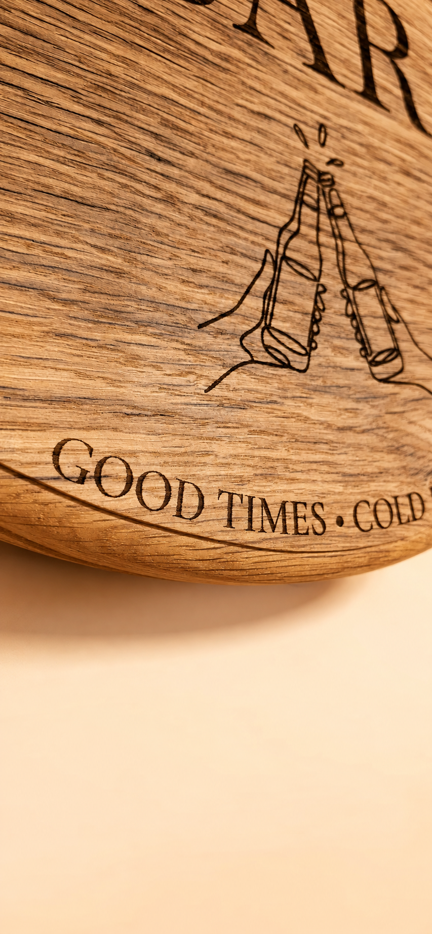 Personalisiertes Bar-Schild aus Eiche · 03 Gravurdetail Studio.png