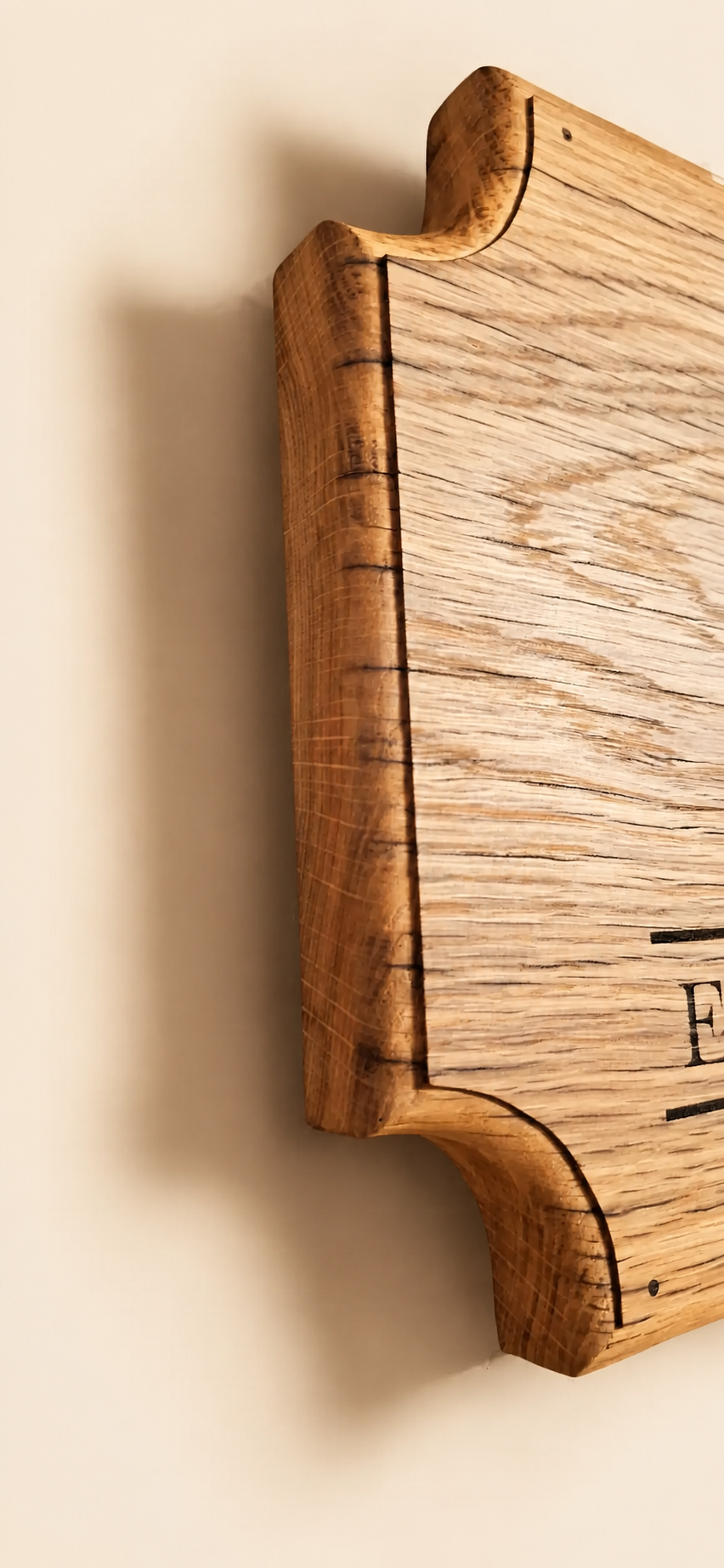 Personalisiertes Bar-Schild aus Eiche · 04 Kantendetail Studio.png