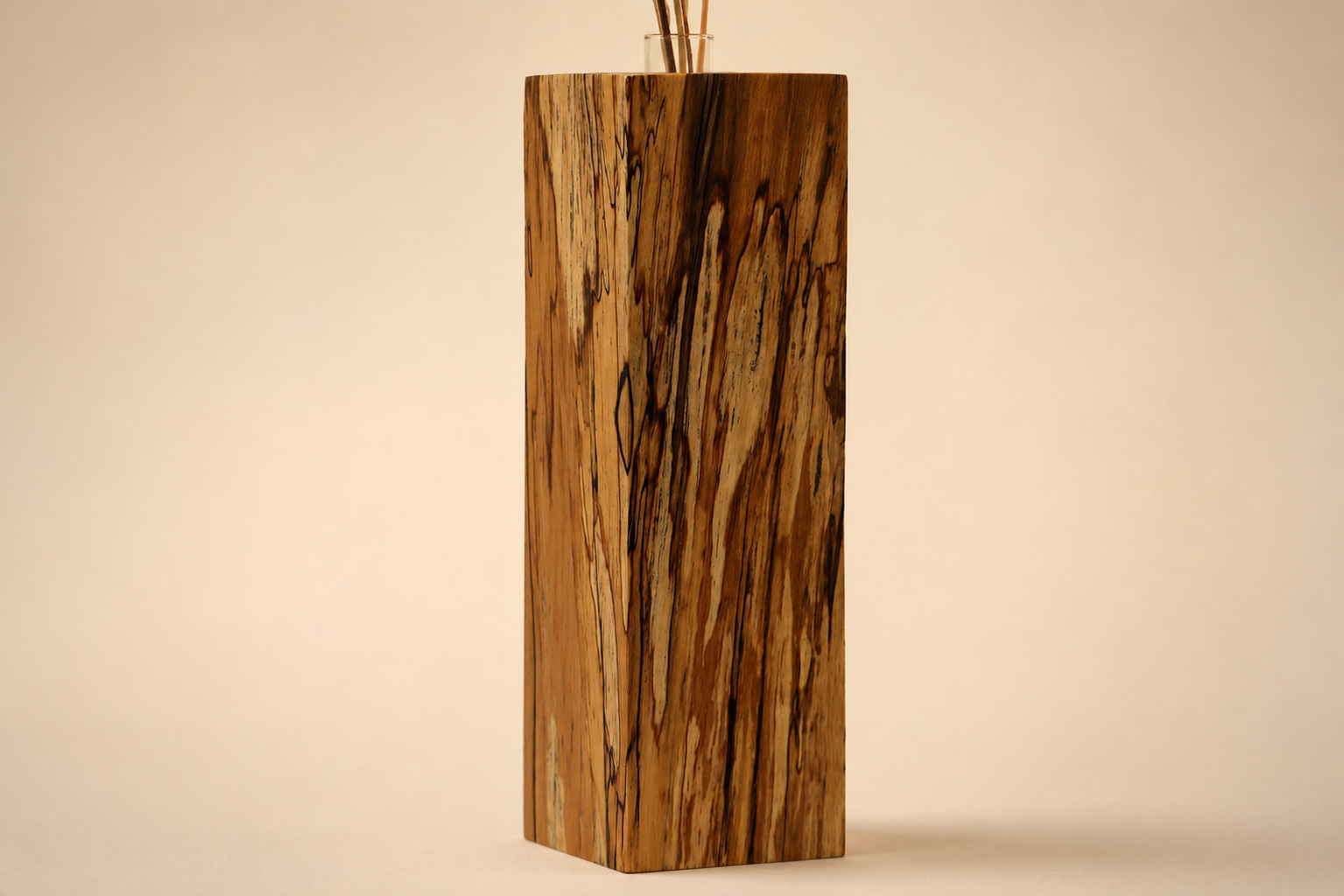 Designer-Vase aus wilder Kernbuche · 02 Maserung Studio.png